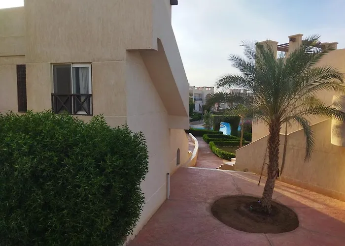 Sunny Lakes 2-bedroom With Pool & Mountain View Apartment *