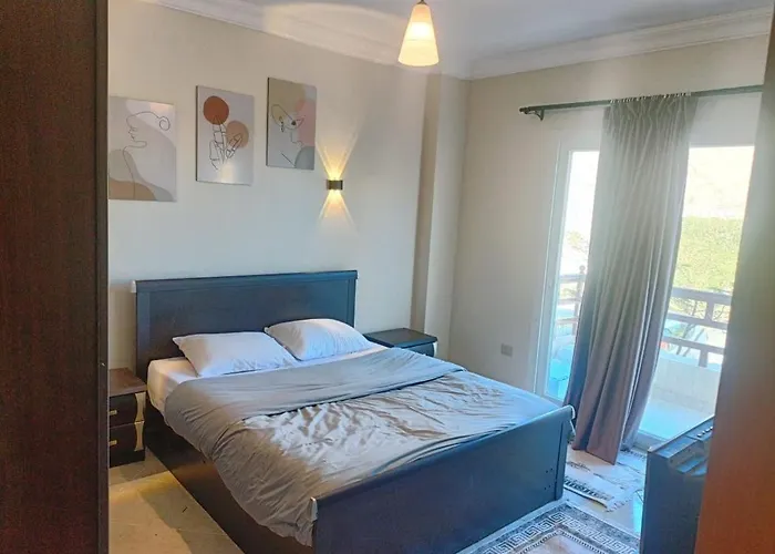 Sunny Lakes 2-bedroom With Pool & Mountain View *